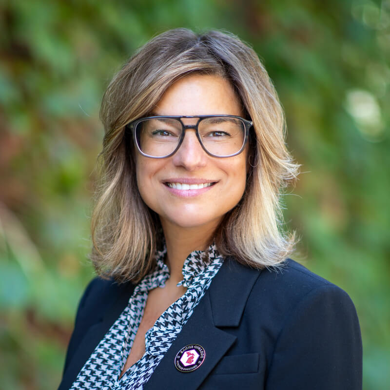 Portrait photo of Jacqui Spicer